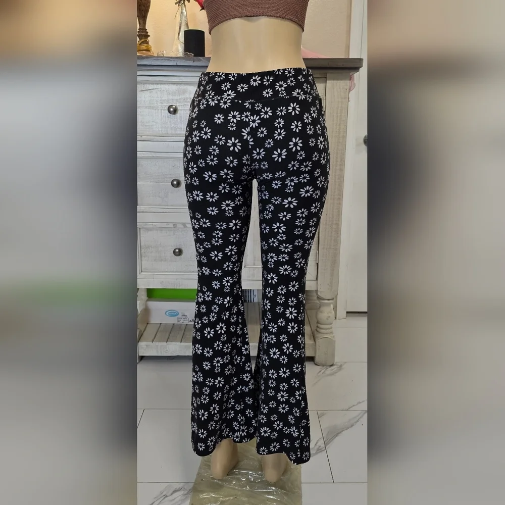 No Boundaries Black Daisy Print Flare Pants - Picture 1 of 7